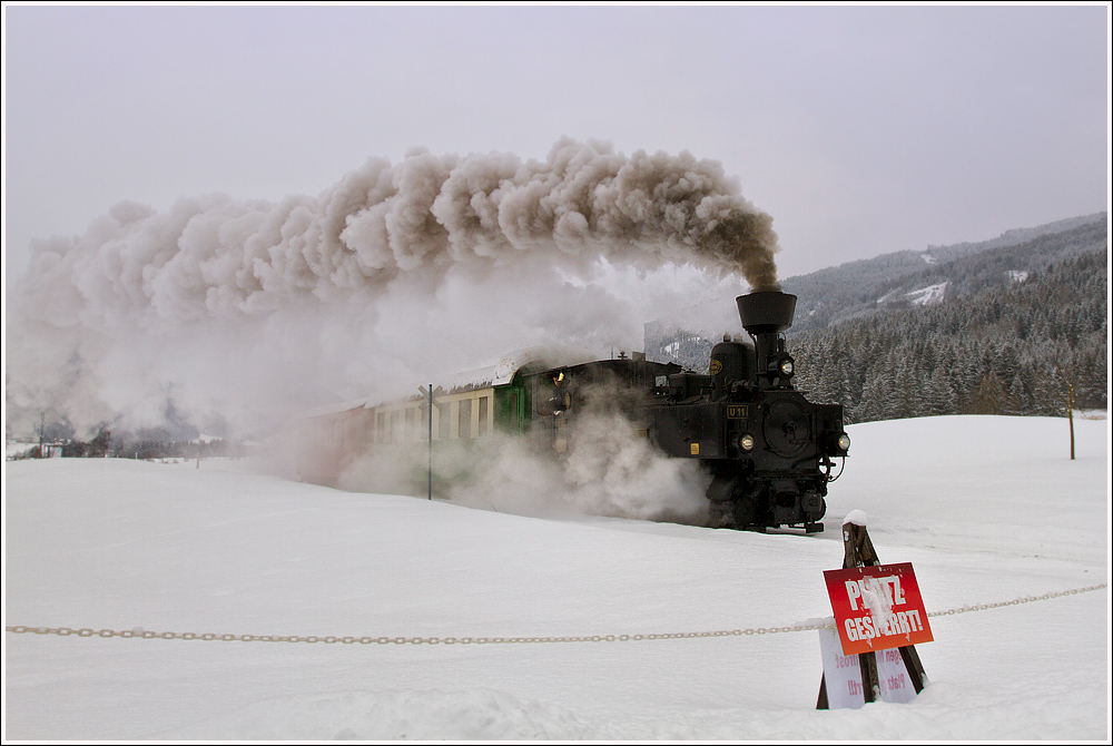 Der nchste Programmpunkt der “The Railway Touring Company” war am 7.2.2012 der  Winterdampf auf der Murtalbahn  - Bespannt mit der U 11  Mauterndorf  (Baujahr 1894) ging es von Murau nach Tamsweg, hier beim Golfplatz in Murau.