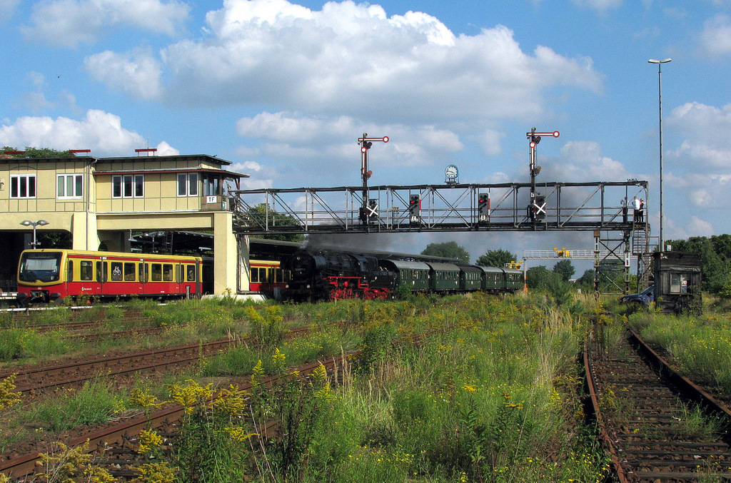 Der nchste Sonderzug am 11.09. im 90 Minutentakt kam mit der 52 8177 ( Else ) durch den ehemaligen Gterbahnhof Tempelhof und unterquert dabei Berlin einzige Formsignalbrcke. Der Standpunkt ist vollkommen legal erreichbar, befindet er sich doch in einem Teil, wo die Weichen und Signale fr die Gleise abgebaut wurden. Die Flche rechts vom Bild ist bereits abgebaut und wird als Parkplatz genutzt, dies soll mit der  unter mir  auch passieren.