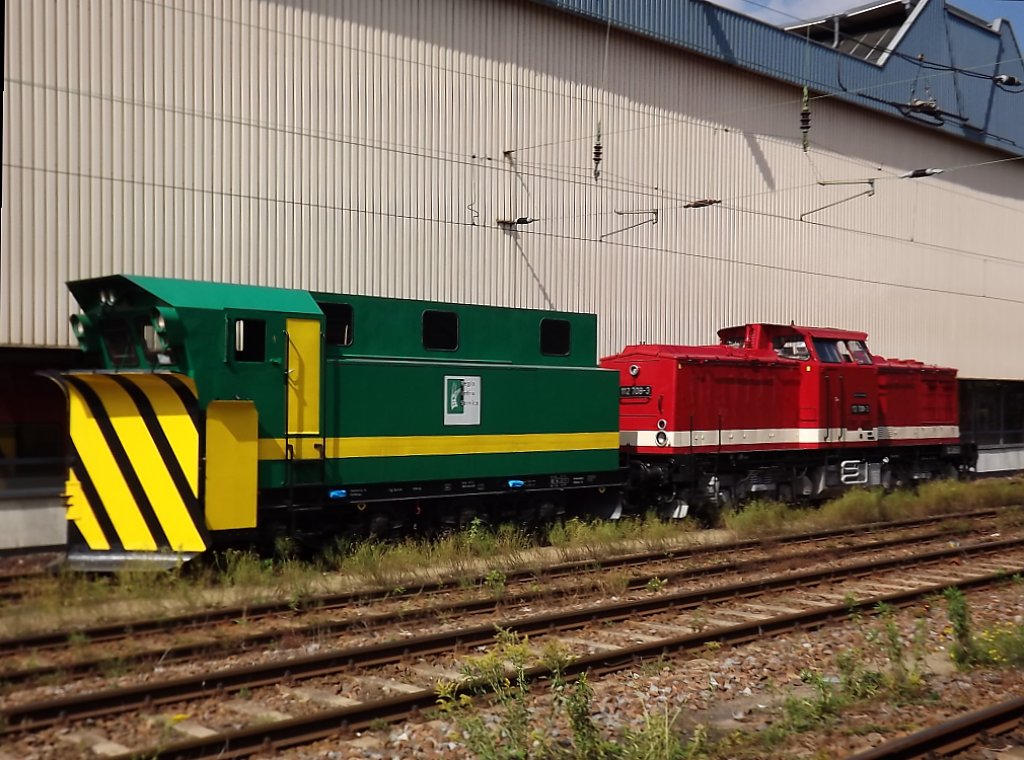 Der n�chste Winter kommt bestimmt. Darum war auch der Schneepflug der RIS nach Stollberg unterwegs. Am 01.09.2011 pausiert er mit 112 708 in Chemnitz HBF