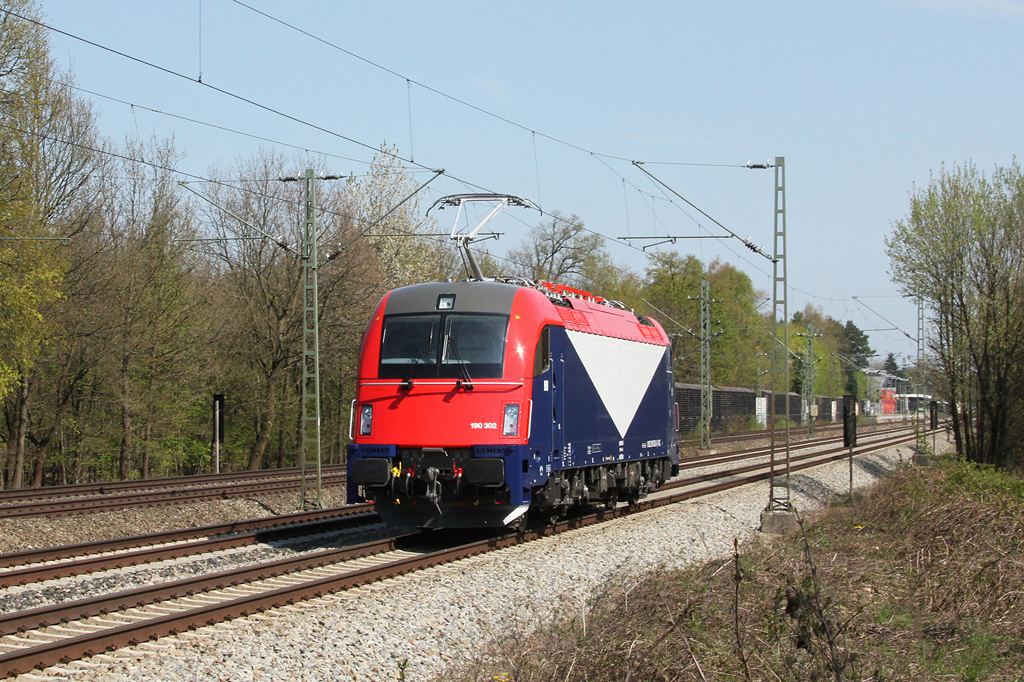 Der nagelneue Taurus 190 302 fr die FUC aus dem Siemens Werk Mnchen Allach kommend am 20.04.2011 zwischen Haar und Vaterstetten.