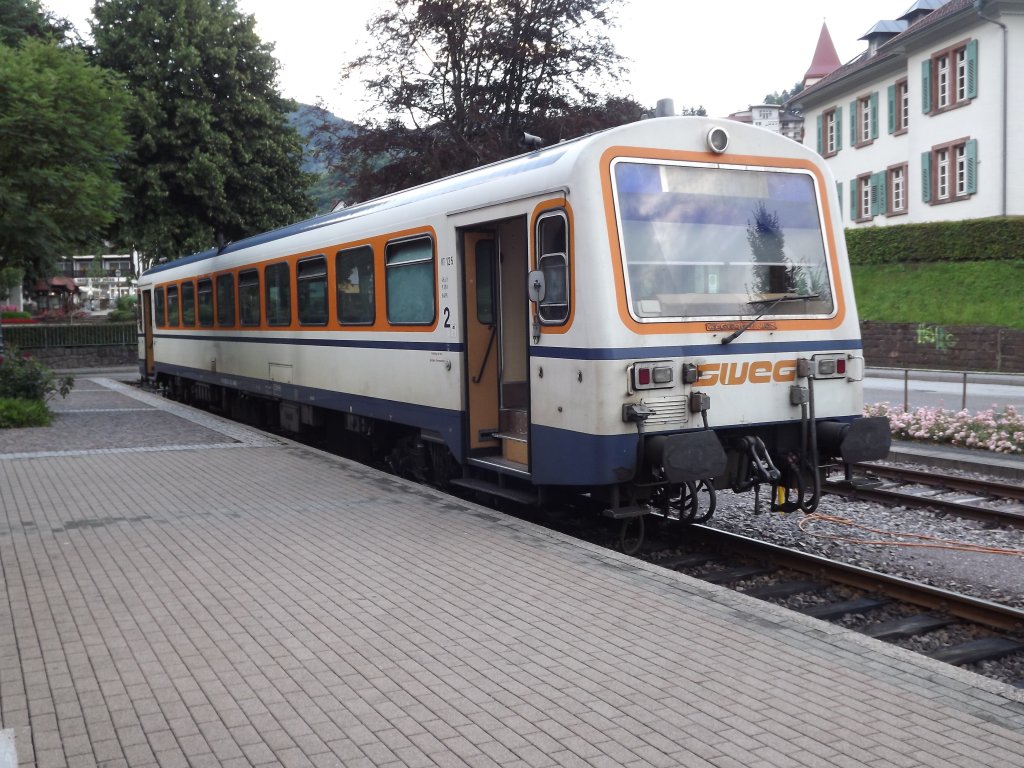 Der NE 81 VT 125 der Achertalbahn steht am Abend des 10.07.12 am Bahnsteig seines Heimatbahnhofes Ottenhfen im Schwarzwald fr den letzten Zug des Tages nach Achern zur Abfahrt bereit.