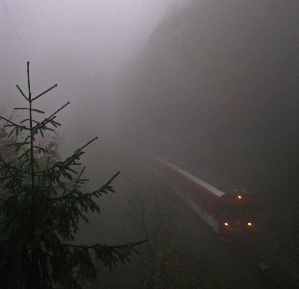 Der Nebel lag so dick, dass nicht einmal das Ende des aus drei Wagen bestehenden IR 3668 (Luzern-Engelberg) zu sehen war. Unterwegs ist die Komposition auf der 24.6% Steilrampe zwischen Obermatt und Ghrst bei Engelberg, kurz vor der Bedarfshaltestelle Grnenwald. Die Stimmung passt: In weniger als zwei Monaten wird die Steilstrecke zugunsten eines neuen Steiltunnels zwischen Grafenort und Ghrst aufgegeben. Bei einer Maximalsteigung von 10.5% wird aber auch weiterhin ein Zahnradantrieb ntig sein. (18.Oktober 2010)