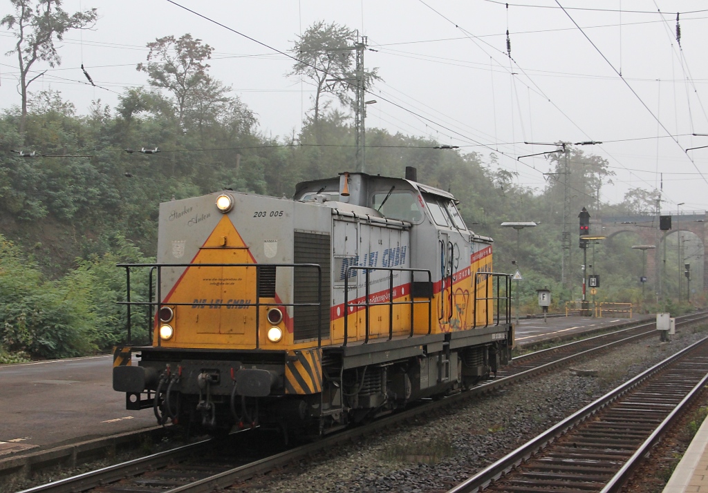 Der Nebel lst sich so langsam auf, und der  Starke Anton  von der LEI brummt am 28.09.2011 durch Eichenberg auf dem Weg Richtung Norden!
 