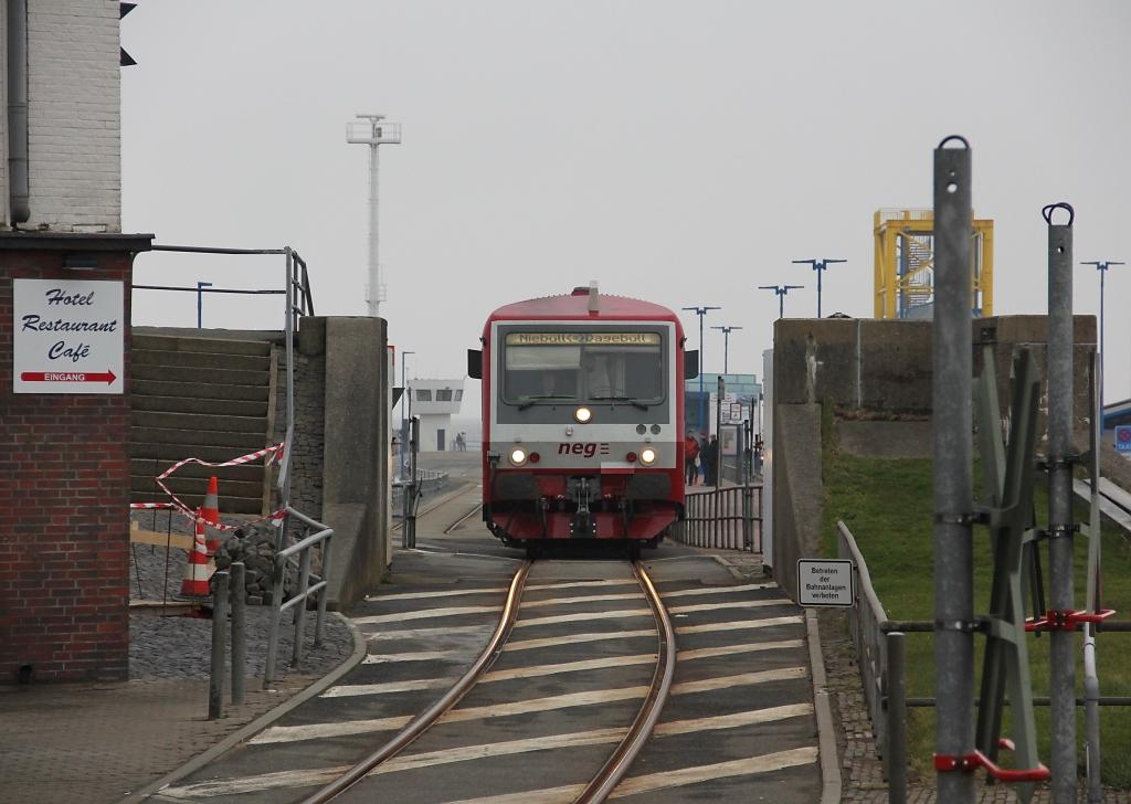 der neg 628 071-2 verlsst Dagebll-Mole in Richtung Niebll. Mit dabei zwei IC-Kurswagen. Aufgenommen am 09.04.2012.