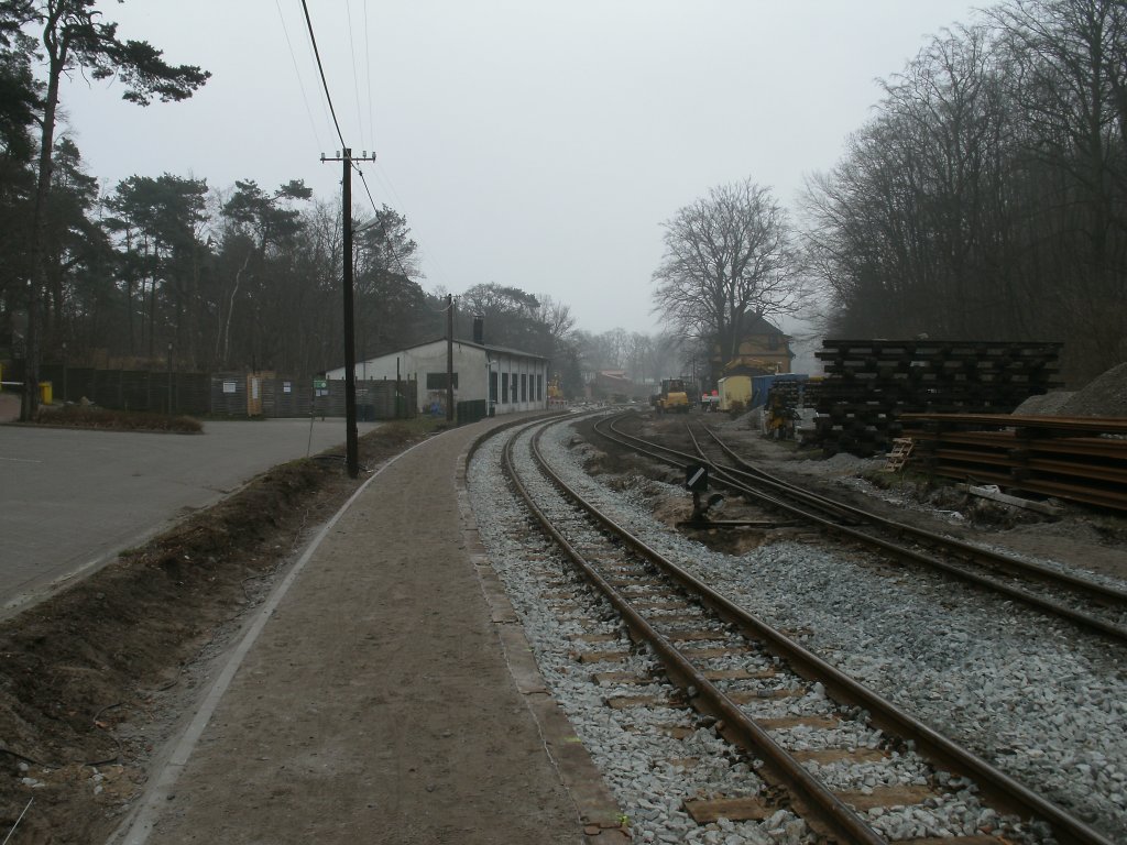 Der neu angelegte Bahnsteig 2 in Ghren von wo aus gegenwrtig die Zge an und abfahren.Aufnahme vom 17.Mrz 2012. 