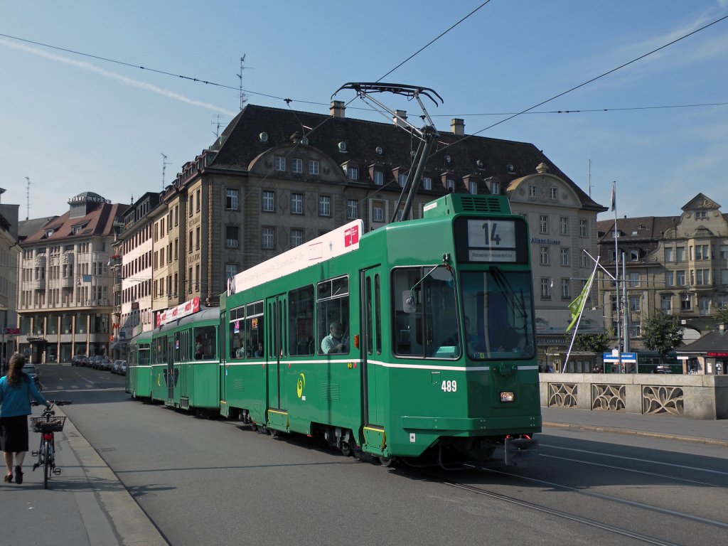 Der neu revidierte Be 4/4 mit der Betriebsnummer 489 wird wieder auf der Linie 1/14 eingesetzt. Hier fhrt er ber die Mittlere Rheinbrcke Richtung Haltestelle Rheingasse. Die Aufnahme stammt vom 27.09.2009.