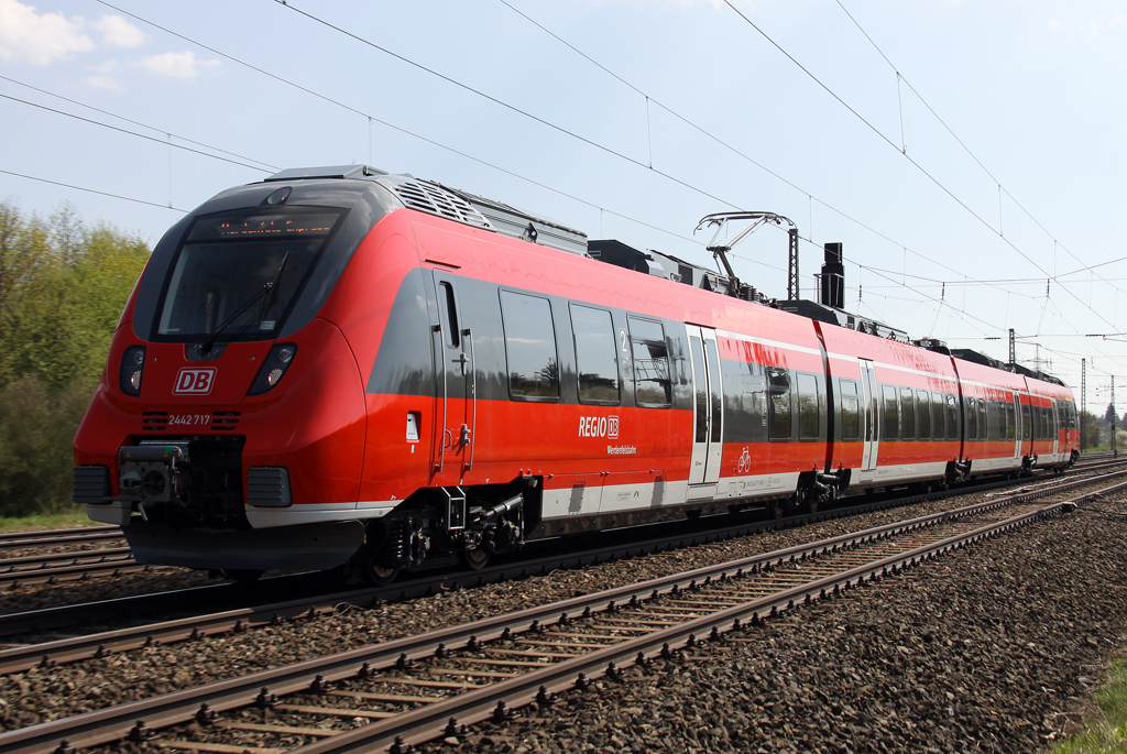 Der neue 2442 717 fr den Werdenfelstakt auf der Mittenwaldbahn fhrt als Testfahrt durch Mnchen Westkreuz am 25.04.2013