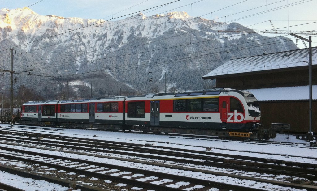 Der neue ABeh 160 003-6 wartet noch auf Rollschemel in Interlaken Ostmauf die berfhrung nach Meiringen, 03.02.2013. (Handyfoto)
