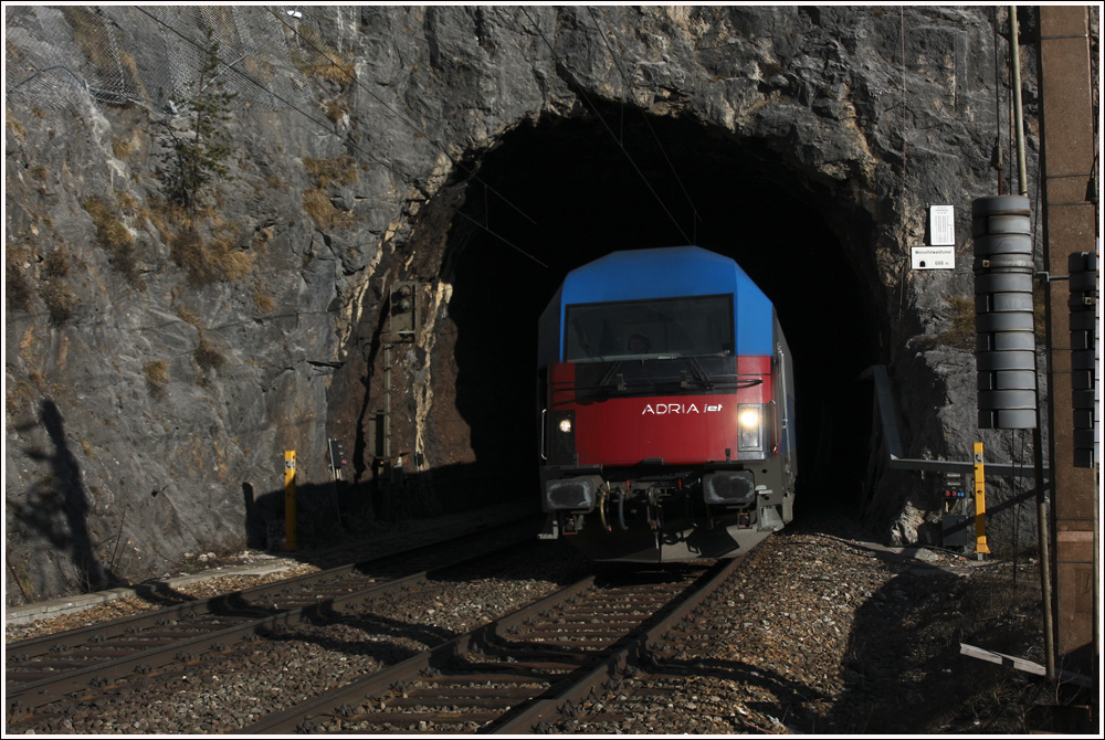 Der neue Adriajet ER 2017 001 bei der Prsentationsfahrt von Breclav nach Villach, hier beim Tunnelportal des Weinzettelwandtunnels.
Breitenstein 1.4.2012