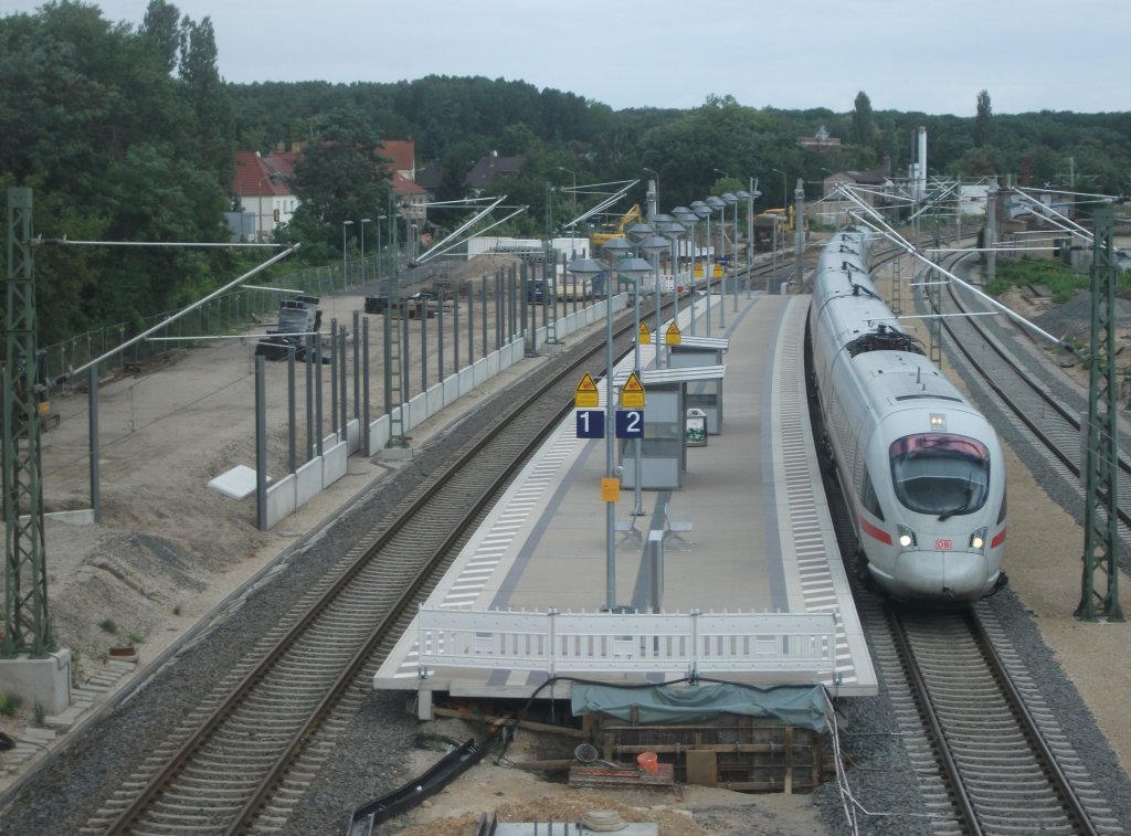 Der neue Bahnhof Leipzig-Leutzsch auf der KBS 582. Ich fand den alten wesentlich schner. Dieses Foto zeigt den Bahnhof noch in seiner Bauphase. Mit dem Fahrplanwechsel 2011 wurde er komplett fertig gestellt. Der rechts abgebildete ICE, fuhr whrend der Bauphasen noch ber Gleis 2. Jetz ist der Verkehr ber Gleis 1 mglich. Foto vom 23.Juli 2011 