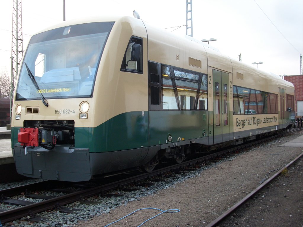 Der neue Betreiber die PRESS mit ihrem extra beschafften VT 650 032 Triebwagen nahm am 13.Dezember 2009 den Betrieb zwischen Bergen/R�gen und Lauterbach Mole auf.Hier stand der Triebwagen noch in Bergen/R�gen.










