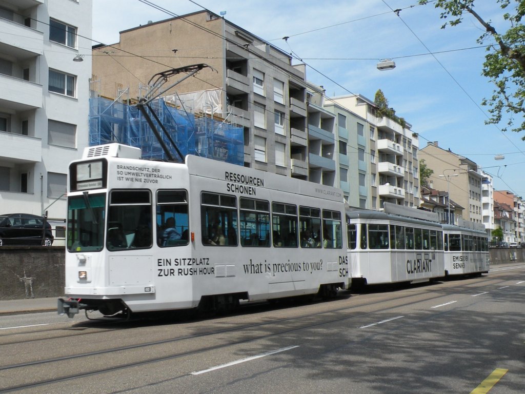 Der neue Clariant Werbezug mit dem Be 4/4 493, dem B 1501 S und dem B 1460 auf der Linie 1 in voller Fahrt Richtung Haltestelle Birmansgasse. Die Aufnahme stammt vom 08.06.2013.