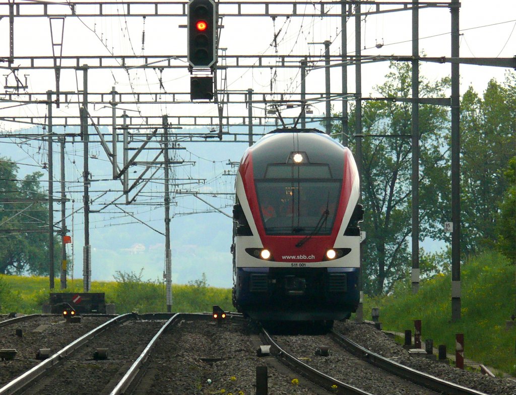 Der neue Dosto RABe 511 001  Berlin  bei der Einfahrt mit grosser
Geschwindigkeit in Bahnhof Flawil whrend Testfahrten am 30.04.2011.