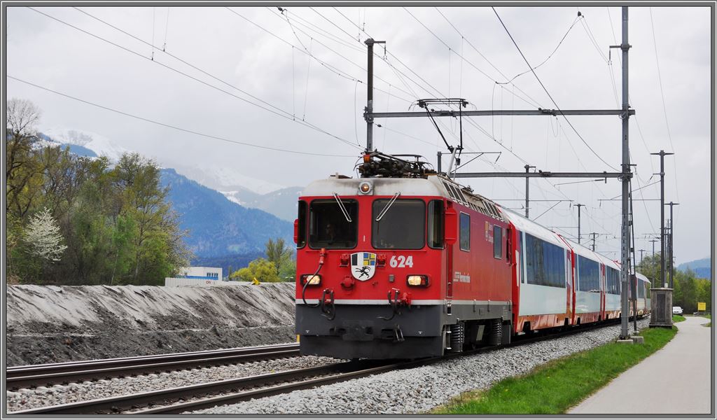 Der neue Erdwall beim Bahnhof Felsberg soll den GlacierExpress 910 mit der Ge 4/4 II 624  Celerina/Schlarigna  vor der Schlammflut aus dem Pargheratobel schtzen. (27.04.2013)