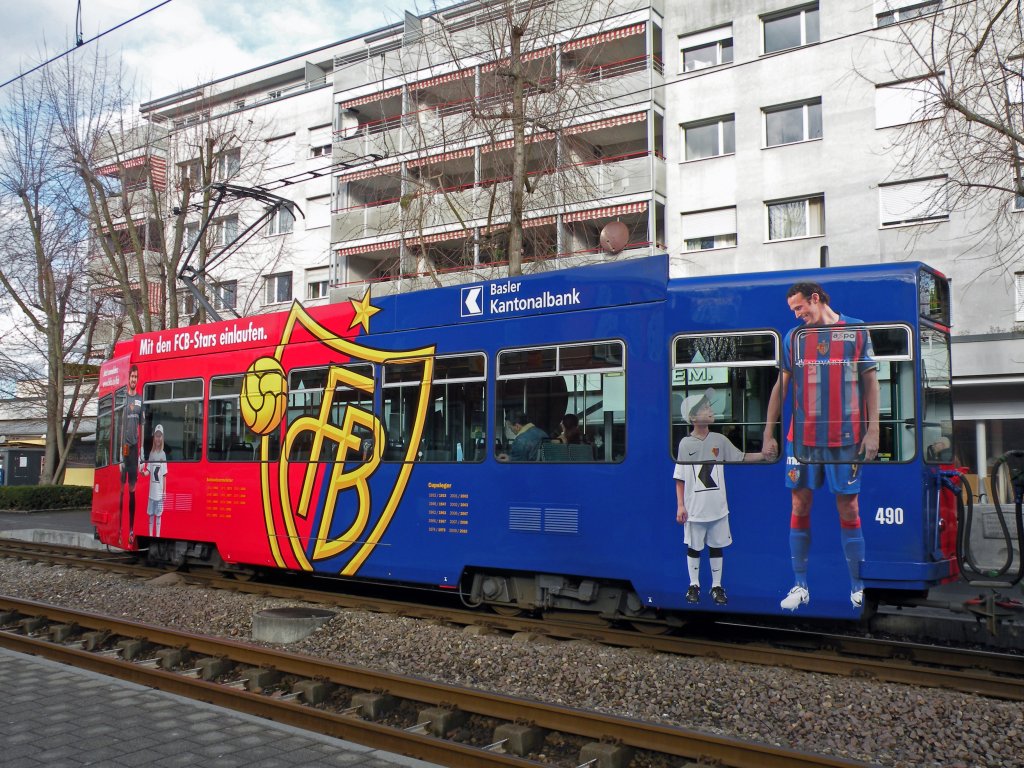 Der neue FCB Motorwagen 490 hat eine nderung erfahren. Neu sind auf jeder Seite zwei FCB Spieler die je ein Kind an der Hand halten abgebildet. Die Aufnahme stammt vom 15.01.2011.