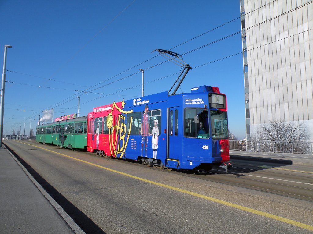 Der neue FCB Motorwagen 490 mit seinen Anhngern 1477 und 1439 auf der Dreirosenbrcke. Die Aufnahme stammt vom 16.01.2011.