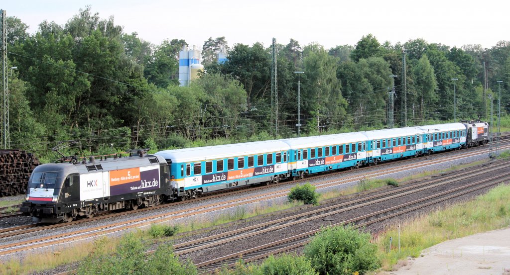 Der neue HKX ( Hamburg - Kln - Express ) mit den von MRCE angemieteten ES 64 U2 - 030 und am Zugende ES 64 U2 - 034 musste auf seiner Schulungs- / Probefahrt auf den Weg nach Hamburg, im Bf Tostedt einen kurzen Zwischenhalt vorm roten Signal einlegen. Datum 06.07.2012