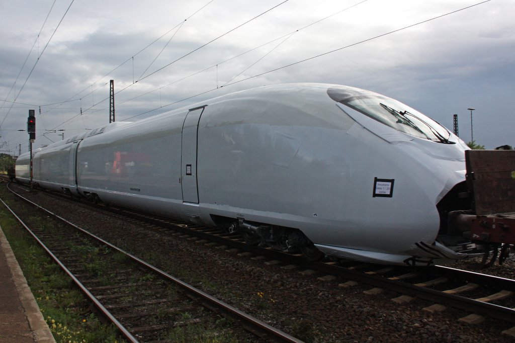 Der neue ICE 407 am 16.9.10 verpakt in Folie und gezogen von EGP 109 028 in Duisburg-Bissingheim