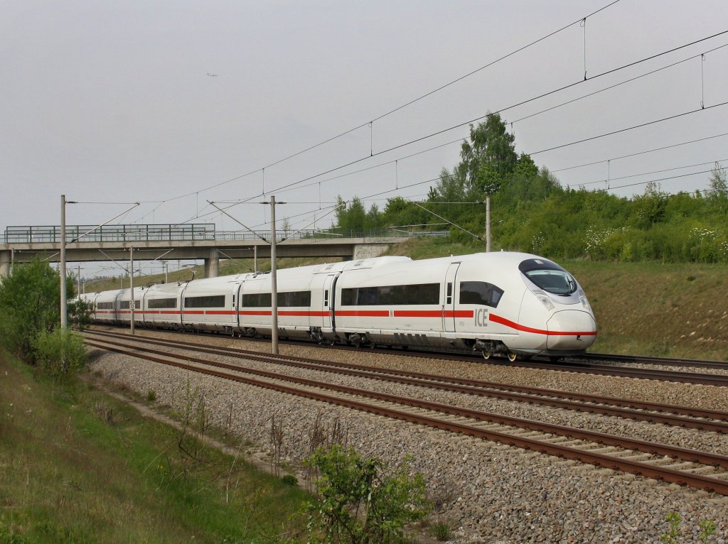 Der neue ICE Velaro am 28.04.2011 unterwegs Richtung Mnchen bei Hebertshausen. 