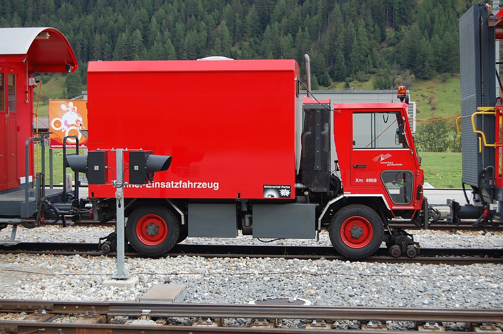 Der neue Lsch und Rettungszug der MGB in Oberwald zum Einsatz im Furka-Basistunnel. Hier das Zweiwegefahrzeug das als Lok dient.