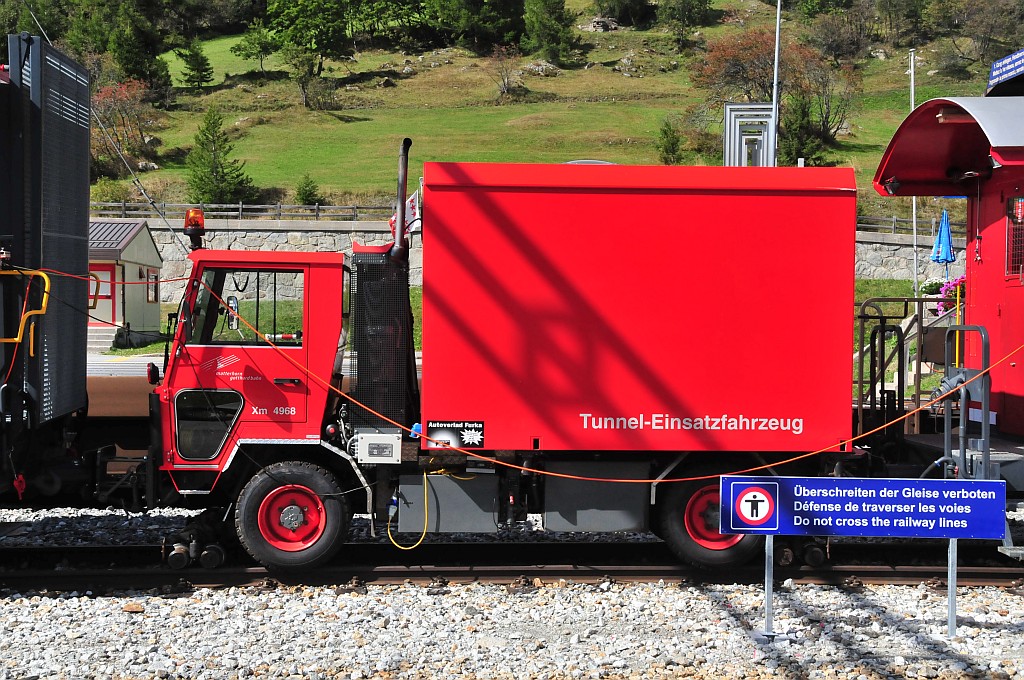 Der neue Lsch und Rettungszug der MGB in Oberwald zum Einsatz im Furka-Basistunnel. Hier das Zweiwegefahrzeug das als Lok dient. 27.9.2012