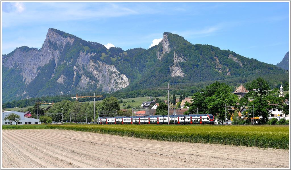 Der NEUE RHEINTALEXPRESS bei Maienfeld auf Schnupperfahrt. ber den Rebbergen der Bndner Herrschaft ragen der Regitzerspitz 1135m und der Schnielskopf 997m in den Himmel. (08.06.2013)