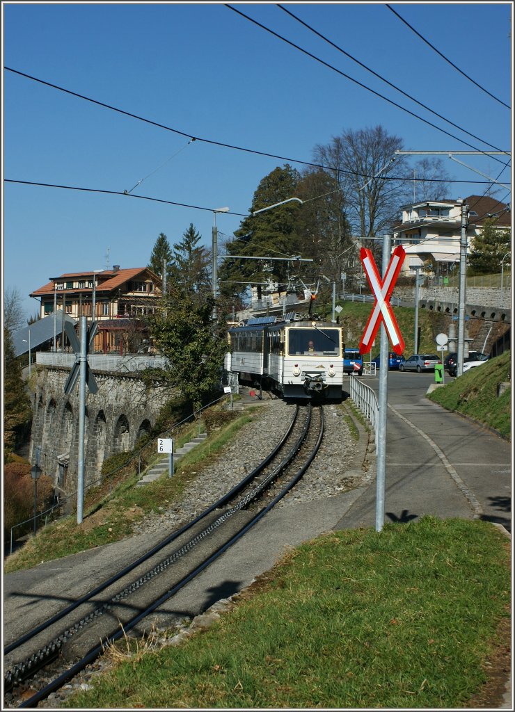 Der neue Rochers-de-Naye BDeh 4/8 3005 verlsst den Bahnhof Glion.
(15.03.2012)