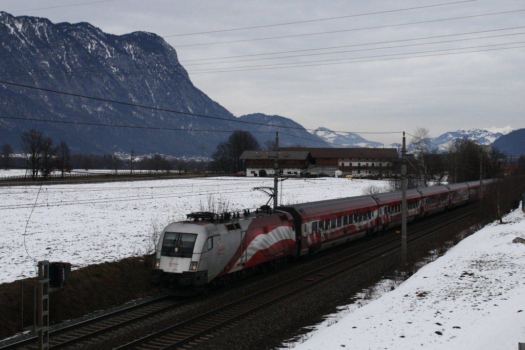 Der neue ``Ski-WM Railjet `` der BB, EX ´´175 Jahre Eisenbahn in sterreich`` fhrt am 27.1.2013 von Wien nach Bregenz, hier zwischen Kufstein und Wrgl. An der Spitze hngt 1116 249-4.