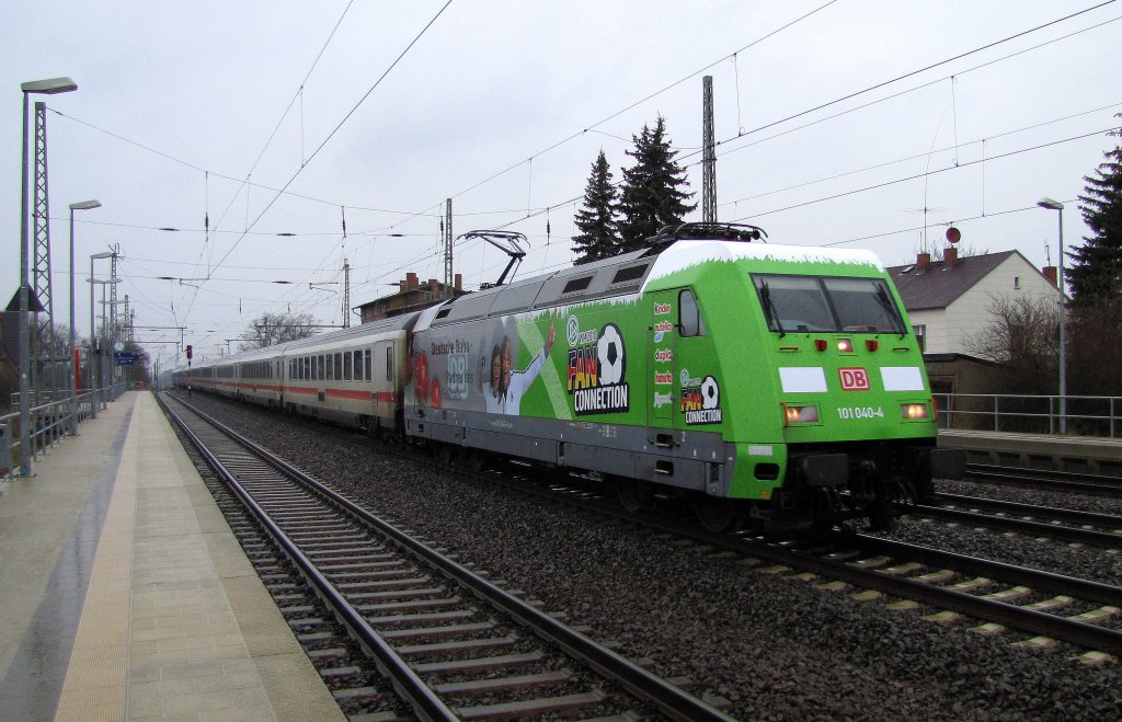 Der neue Star der DB. 101 040-4 zhlt nun auch zu den momentanen Werbeloks der DB AG. Hier fhrt sie mit dem EC 175 von Hamburg-Altona nach Budapest-Keleti pu durch Luckau-Uckro. 20.03.2010