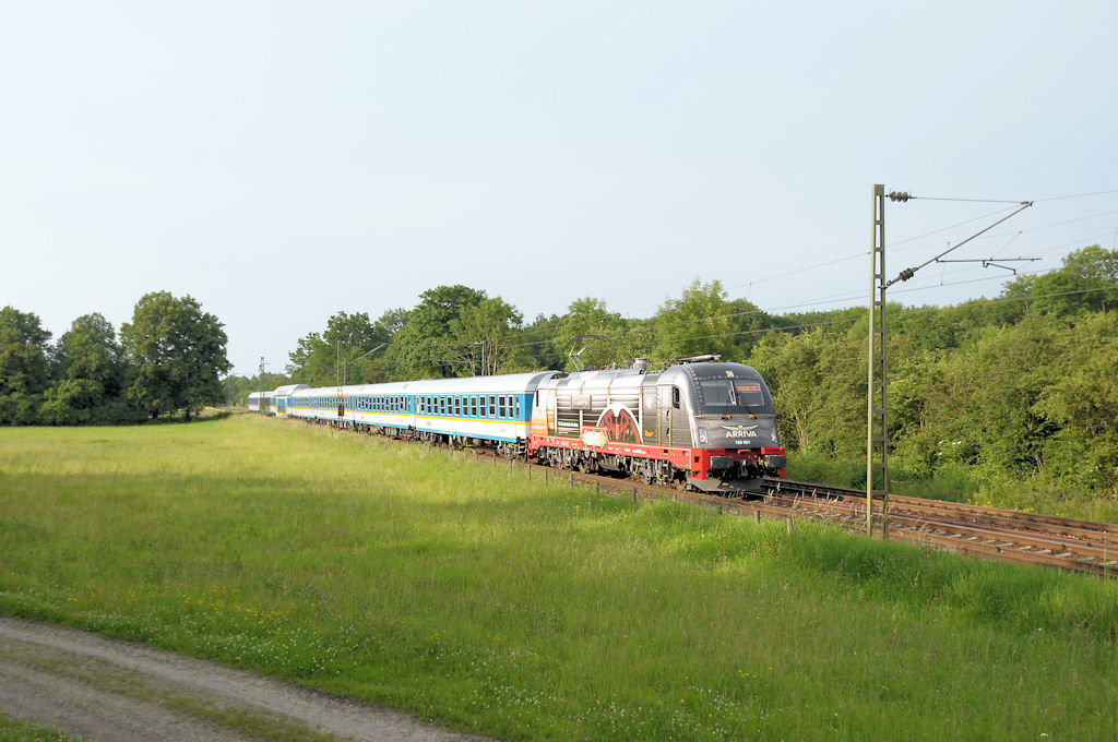 Der neue Streich von Arriva und Gudrun Geiblinger: 183 001 auf den ersten Kilometern mit Alx 87017 von Schwandorf nach Mnchen in Feldmoching