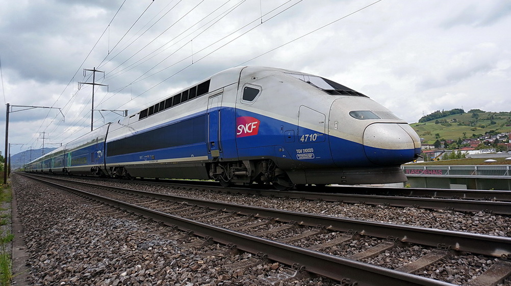 Der neue TGV Duplex 4710 zur Mittagszeit bei Frick im Aargau. Es scheint, als ob die TGV Zge sonntags meistens ber Rheinfelden und Frick fahren und nicht wie blich ber Olten und Aarau. Gut fr mich, da ich nur acht Kilometer von Frick entfernt wohne. 26.5.2013