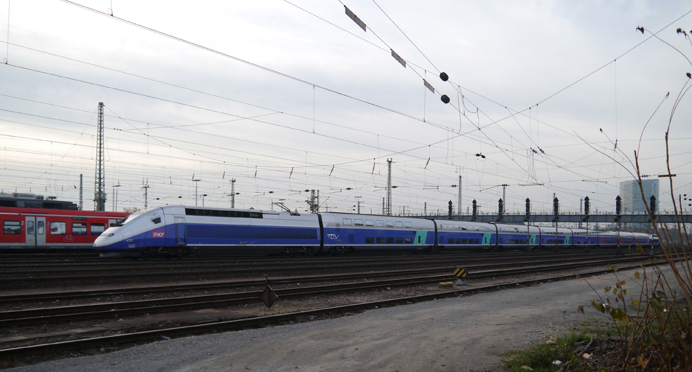 Der neue TGV Duplex 4717 fhrt mit ber 20 Minuten Versptung aus dem Mannheimer Hbf. (21.11.2012)