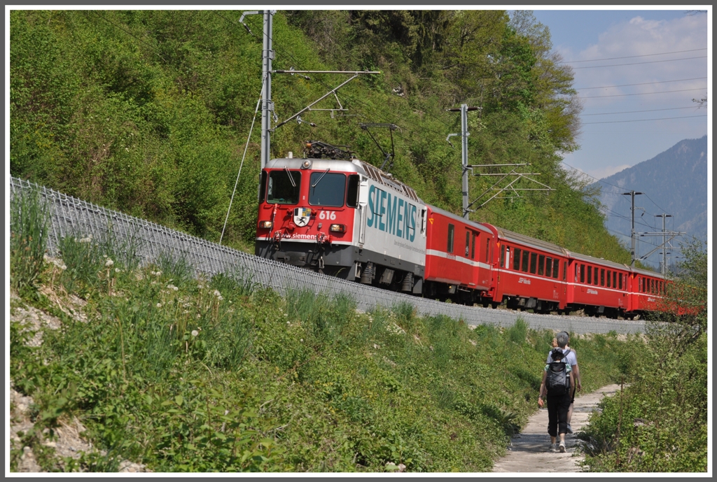 Der neue Wanderweg entlang der RhB und des Vorderrheins ist ein Hit und wurde am Ostermontag von unzhligen Wanderern begangen. Hier fhrt  RE1240 mit der Ge 4/4 II 616  Filisur  Richtung Trin. (25.04.2011)