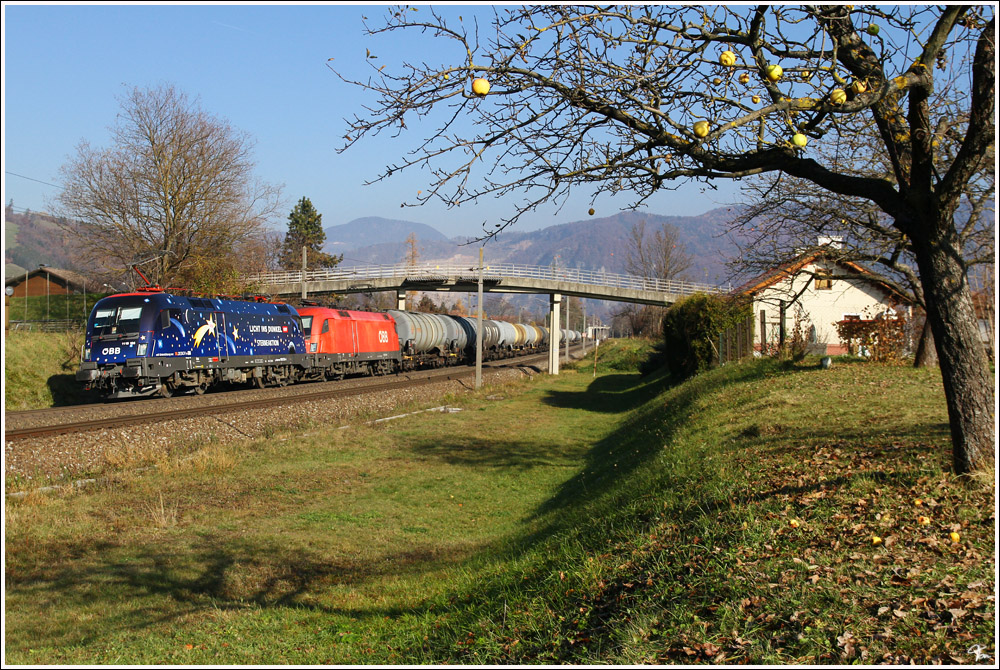 Der neue Werbeochse der BB, 1116 126  Licht ins Dunkel  fhrt zusammen mit 1116 171 den Umleitungs-Kesselzug 57703 von Stadlau ber Selzthal nach Graz.
Stbing 16.11.2011