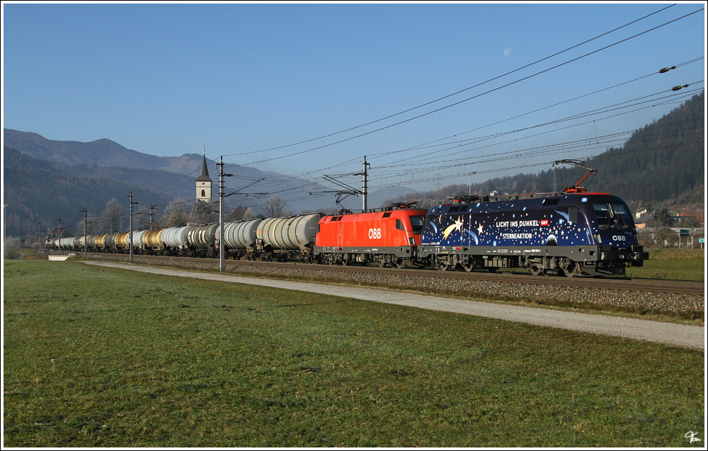 Der neue Werbeochse der BB, 1116 126  Licht ins Dunkel  fhrt zusammen mit 1116 171 den Umleitungs-Kesselzug 57703 von Stadlau ber Selzthal nach Graz.
Kammern 16.11.2011 