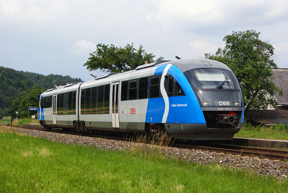 Der neue Werbetrger fr die  S-Bahn Steiermark , 5022 045 fhrt als R2751 von Wiener Neustadt Hbf nach Aspang. Gleienfeld, 26.06.2010