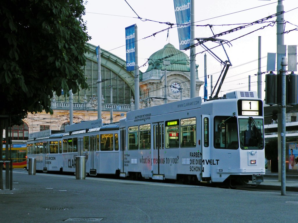 Der neue Werbezug mit dem Be 4/4 493, dem B4S 1501 und dem B4 1460 im letzten Tageslicht am Bahnhof SBB auf der Linie 1. Die Aufnahme stammt vom 24.07.2012.