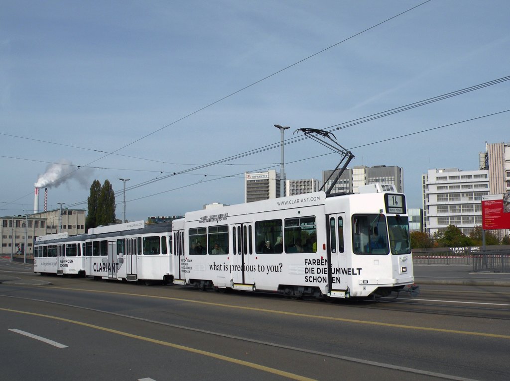 Der neue Werbezug mit dem Be 4/4 493, dem B 1501 S und dem B 1460 auf der Linie 14 in voller Fahrt Richtung Haltestelle Dreirosenbrcke . Die Aufnahme stammt vom 13.10.2012.
