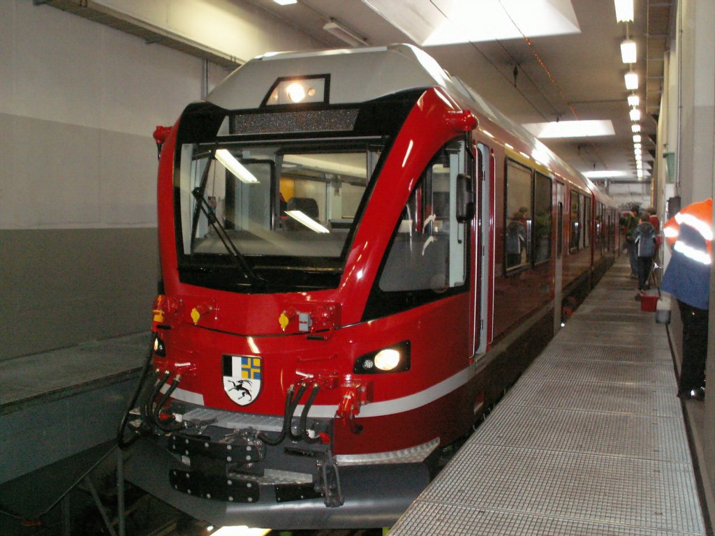 Der neue Zweispannungs Triebzug ABe 8/12 3503 im Depot von Pontresina am 28.03.10.Bei der Jubilumsfahrt von St.Moritz nach Tirano,war auch eine Depotbesichtigung in Pontresina ein Teil des Programmes.