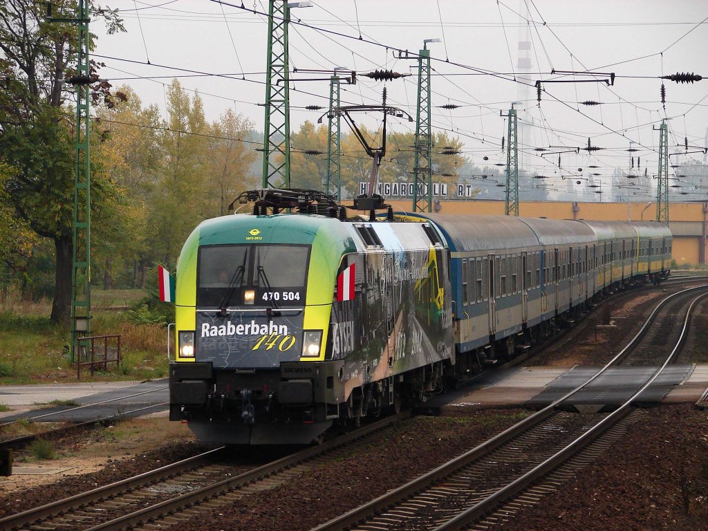 Der neueste Werbelok von GySEV (Raaberbahn) mit D9204 kurz nach Komrom. 14.10.2012.
Das Thema: 140 Jahre GySEV/Raaberbahn