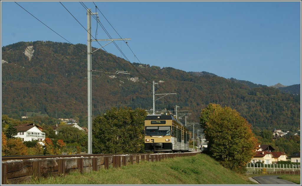 Der neulackierte CEV GTW Be 2/4 N° 7003  Blonay  passt perfekt in diesen -goldne Oktober, hier bei Château d'Hauteville am 18. Ok.t 2011.