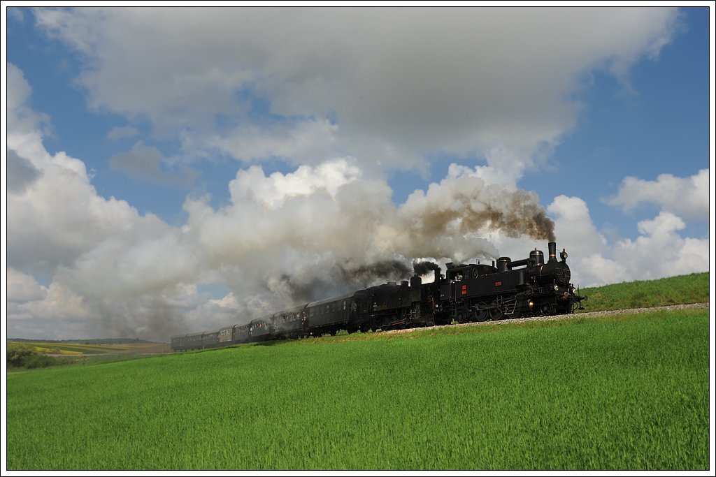 Der NEX Leiser Berge, am 5.5.2013 anlsslich des 6. Oldtimertreffen auf Strae und Schiene in Ernstbrunn mit 30.33 aus Strasshof und 93.1420 vom Verein neue Landesbahn bespannt, aufgenommen in Wrnitz.

http://www.eisenbahnmuseum-heizhaus.com/ 
http://www.landesbahn.at/

