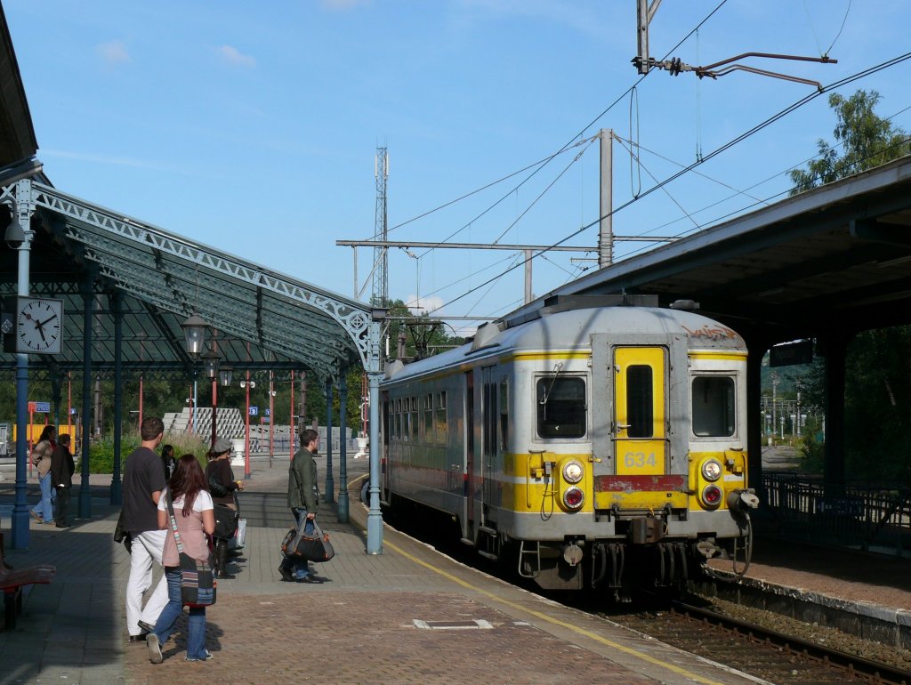 Der nicht mehr ganz frisch aussehende Triebwagen 634 der Serie AM66 bedient hier als L-Zug 5487 die Verbindung zwischen Welkenraedt und Spa, hier beim Halt in Pepinster. Aufgenommen am 04/09/2010.