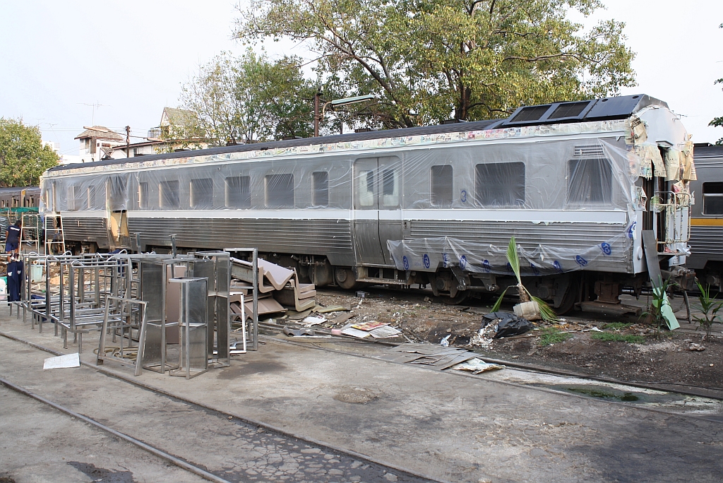 Der NKF 1234 (1A' 2', dh, Kawasaki, Bj.1985) wird im Depot Mahachai einer Aufarbeitung inkl. Neulack unterzogen. Mangels eigener Spritzkabine finden die Lackierungsarbeiten im Freien statt. Aufnahme vom 15.März 2011.