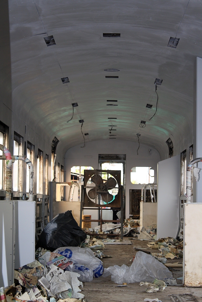 Der NKF 1234 (1A' 2', dh, Kawasaki, Bj.1985) wird im Depot Mahachai einer Aufarbeitung inkl. Neulack unterzogen. Innenansicht des Wagens vom 15.März 2011.