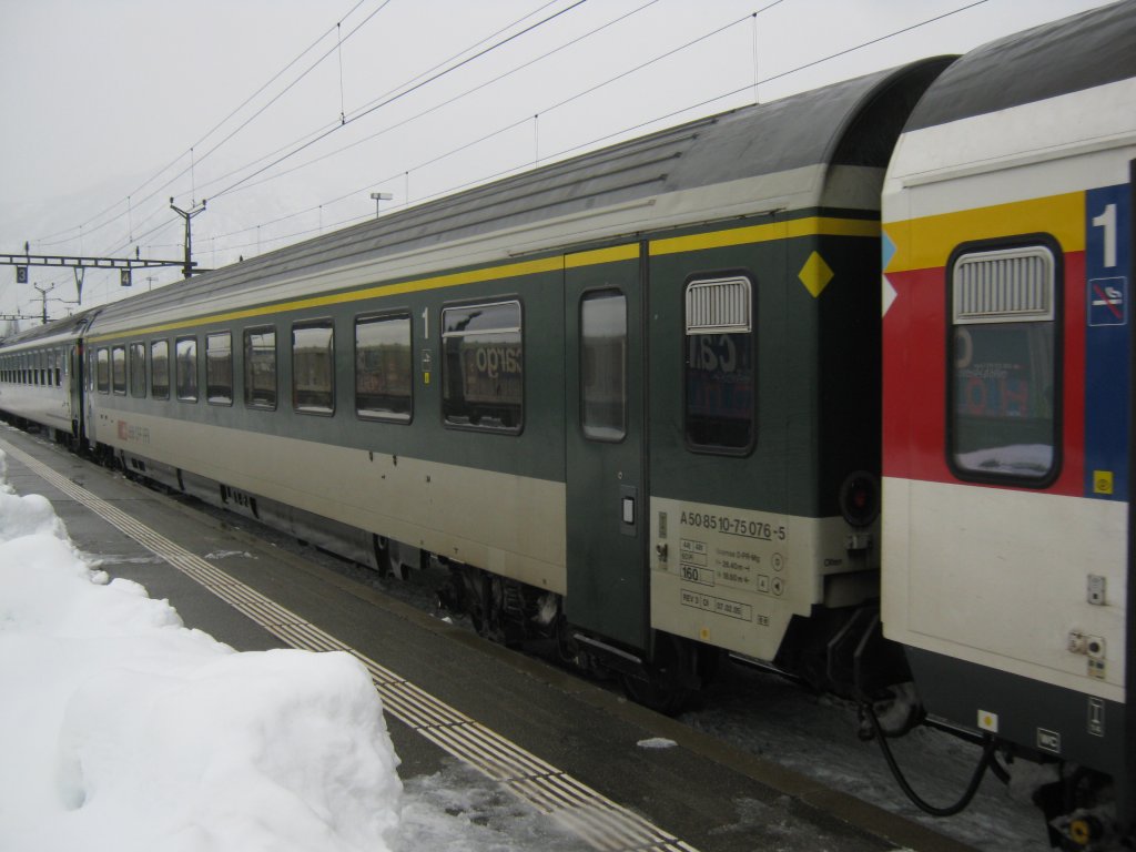 Der noch grne A EWIV, 50 85 10-75 076-5, im IR 1724 in Sion, 21.12.2011.