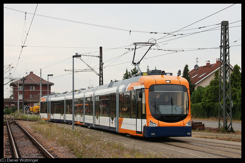 Der noch nackte 5714 rangiert am 23. Juli 2010 vom Gleis 3 in die Wagenhalle Edingen.