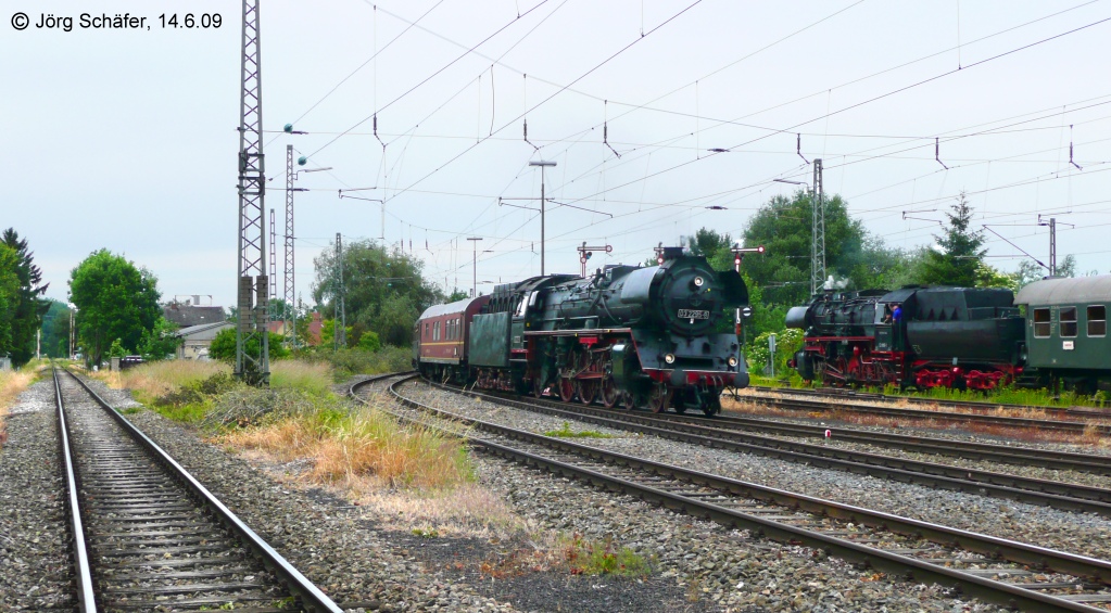 Der nrdliche Weichenbereich des Nrdlinger Bahnhofs am 14.6.09. Im ltesten Bahnhofsteil der Ludwigs-Sd-Nordbahn Richtung Gunzenhausen sieht man rechtd zwei Dampfloks der Bayernbahn, nmlich 03 2295 und 52 8195. Das gerade Gleis am linken Bildrand fhrt nach Dinkelsbhl. 