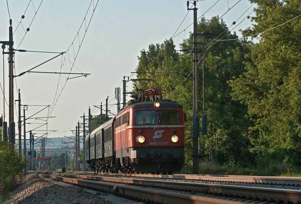 Der Nostalgie Express  Leiser Berge  fhrt mit 1042 032 von Korneuburg nach Wien Sdbahnhof (Ostseite). Korneuburg, am 22.08.2010.