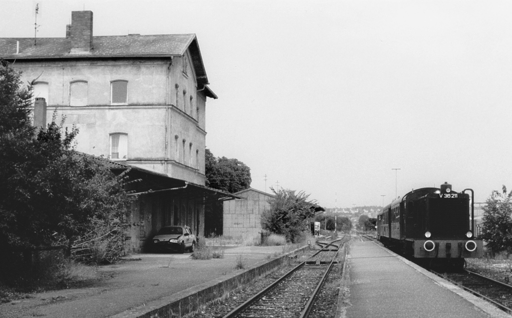 Der Nostalgiezug des Bayerischen Eisenbahnmuseums hlt am 29.7.90 auf dem Weg nach Nrdlingen in Oettingen. Das Empfangsgebude entspricht dem von Wassertrdingen.